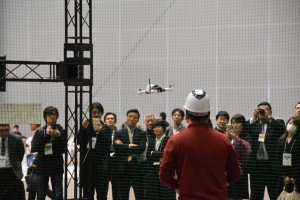 「ジャパン・ドローン」会場内にフライトショーケースエリアを設置した。日本では電波法の関係で2.4GHzというWi-Fiと同じ周波数帯しかいまは使えない。会場内での混線を防ぐためにドローンデモは同エリアのみで実施した