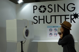 「POSING SHUTTER」ポーズが決まるとシャッターが切られるカメラ