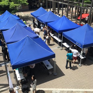 屋外に展開された出展ブース