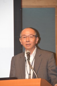 挨拶する塚本貴信会長