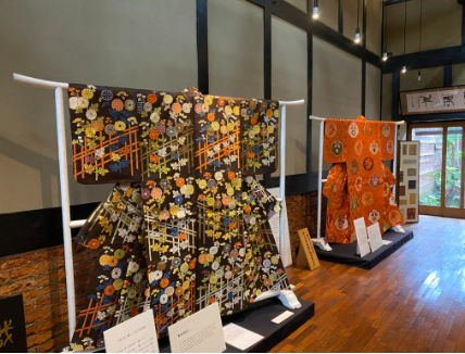 「渡文」（WATABUN）のミュージアム「織成舘」（ORINASUKAN）では、西陣織建屋で日本各地の手織物や時代衣装、絢爛豪華な復原能装束を展示