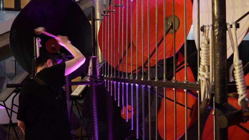「アート＆サイエンスフェスティバル」にて万博記念公園内のEXPO’70パビリオン・1Fホワイエに展示されたバシェを演奏する永田砂知子さん