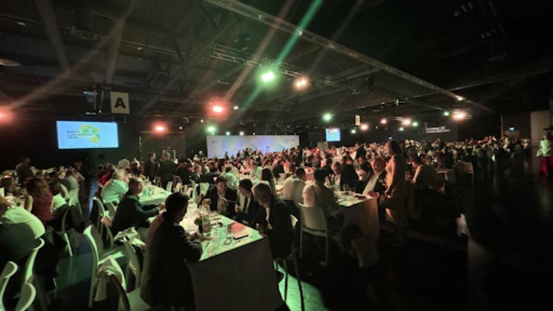 他のスタートアップイベントでは類を見ない、1000人規模の着席ディナーで交流を促進する