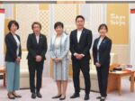 オリンピックQ シリーズの招致決定で小池 百合子東京都知事（中央）を訪れた日本オリンピック委員会 （JOC）の橋本 聖子会長（中央左）と太田 雄貴専務理事（中央右）