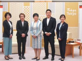 オリンピックQ シリーズの招致決定で小池 百合子東京都知事（中央）を訪れた日本オリンピック委員会 （JOC）の橋本 聖子会長（中央左）と太田 雄貴専務理事（中央右）