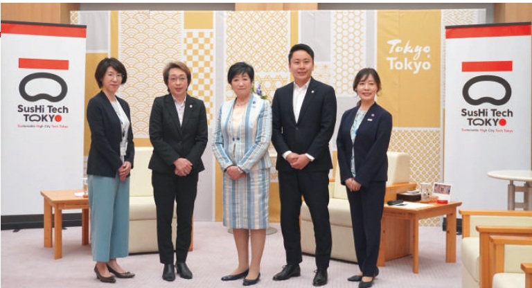 オリンピックQ シリーズの招致決定で小池 百合子東京都知事（中央）を訪れた日本オリンピック委員会 （JOC）の橋本 聖子会長（中央左）と太田 雄貴専務理事（中央右）