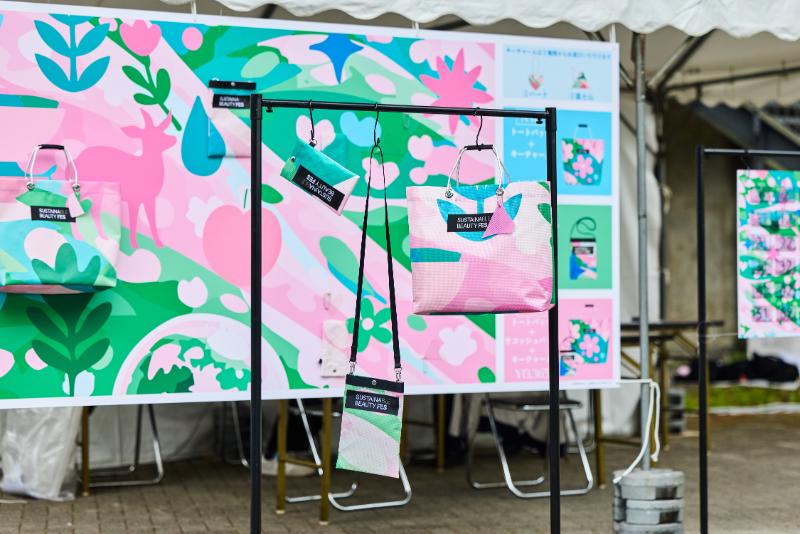 会場の横断幕をアップサイクルしたバッグやサコッシュパーツごとに柄が選べ、来場者に好評を博した（Photo: Kaoru Yamada）