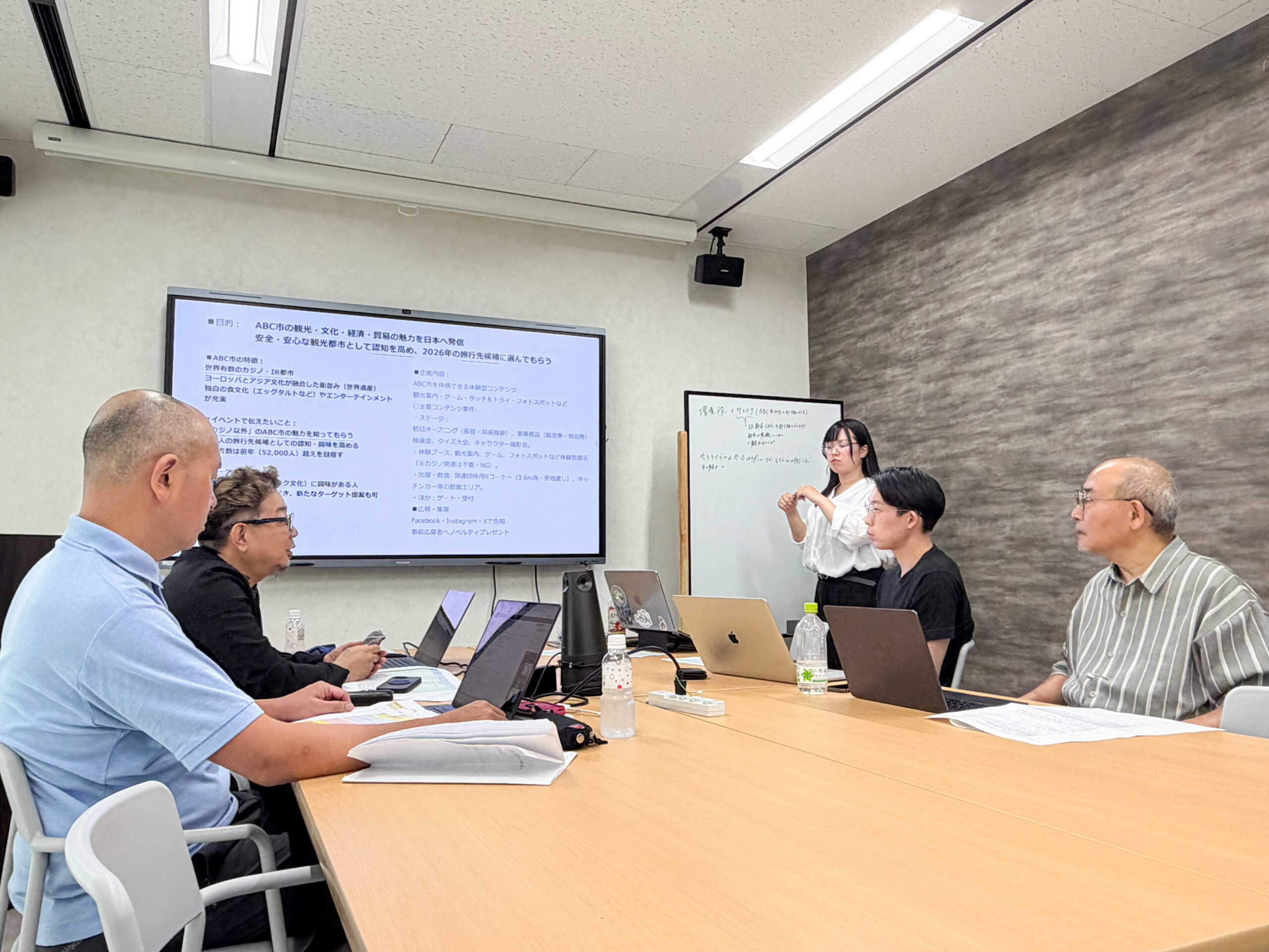模擬企画会議では活発な意見交換が行われた