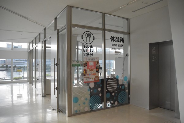South Bento Stand(南展示棟3階の休憩所):海を見ながらお弁当