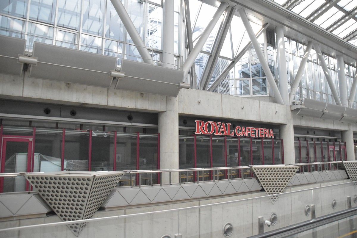 東展示棟2階の「ロイヤルキャフェテリアは休業中