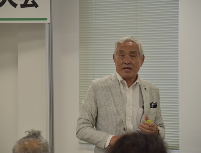 感謝の言葉を述べる 小林会長