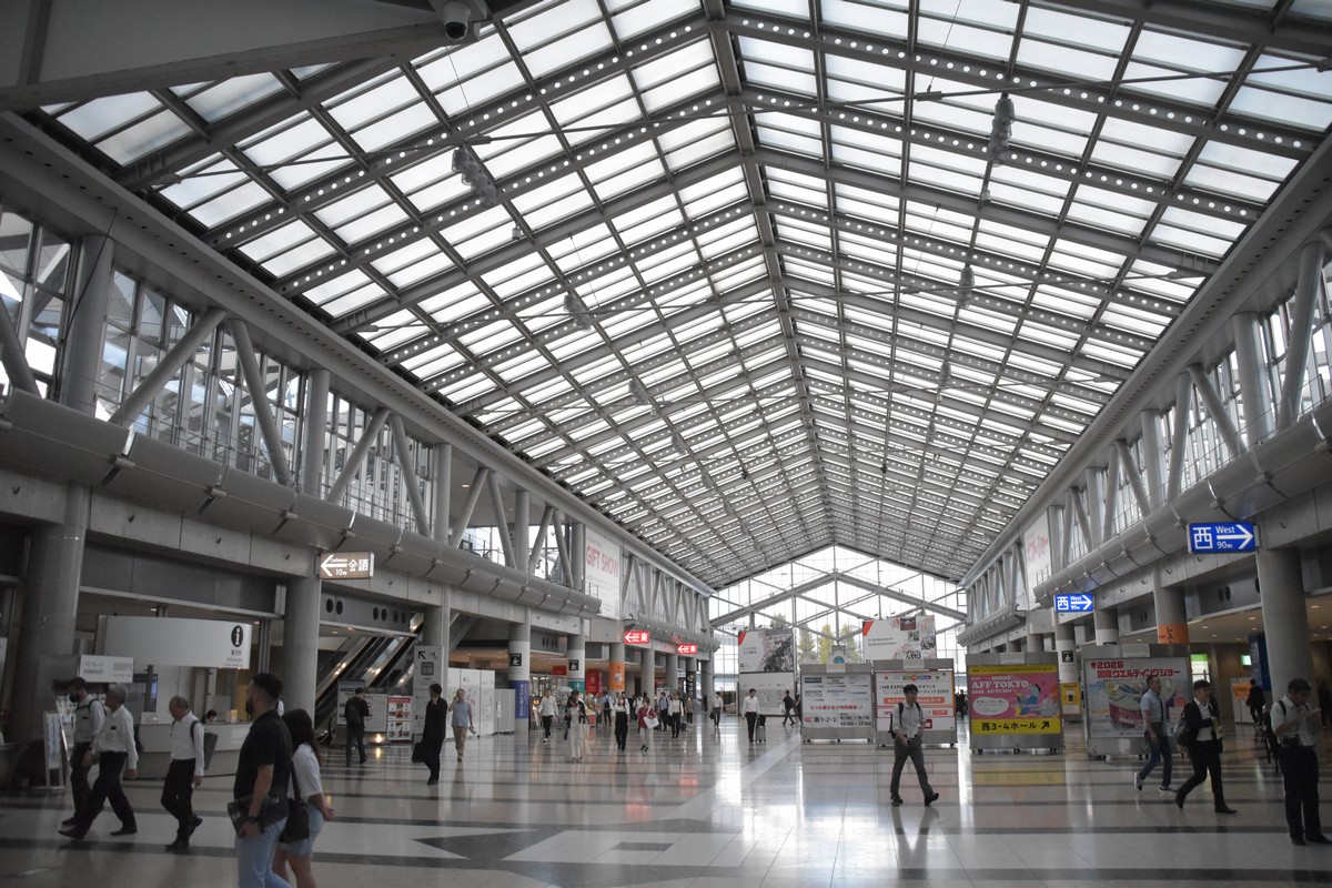 東京ビッグサイトの東ホールと西ホールへの分岐点