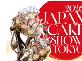 2026ジャパン・ケーキショー東京 東京都洋菓子協会が主催する日本最大級の洋菓子コンテスト「2026ジャパン・ケーキショー東京（Japan Cake Show Tokyo）」。会期は2026年11月4日（水）〜6日（金）、開催時間は10:00〜16:00（最終日は15:00まで）、会場は東京都立産業貿易センター浜松町館の2・3・4階だ。昨年から会場が変更されており、JR浜松町駅から徒歩5分の立地になっている。