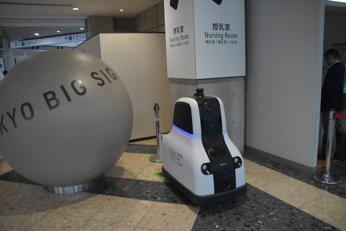 東京ビッグサイトでロボットによる警備が行われている様子